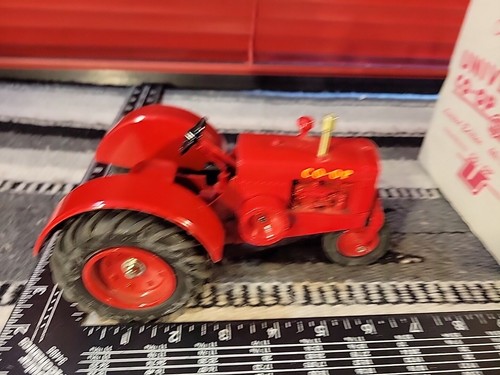 Replica trattore agricolo pressofuso Universal Co-op n.1 1/16 da collezione by SpecCast - Foto 10 di 16