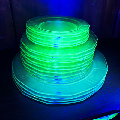 Set of 19 Cambridge Decagon Uranium UV Green Glass Plates Dinner Luncheon Saucer
