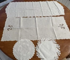 VTG Beautiful Exquisite! ~ Linen & Lace Centerpiece Doily/Runner Scalloped Edged