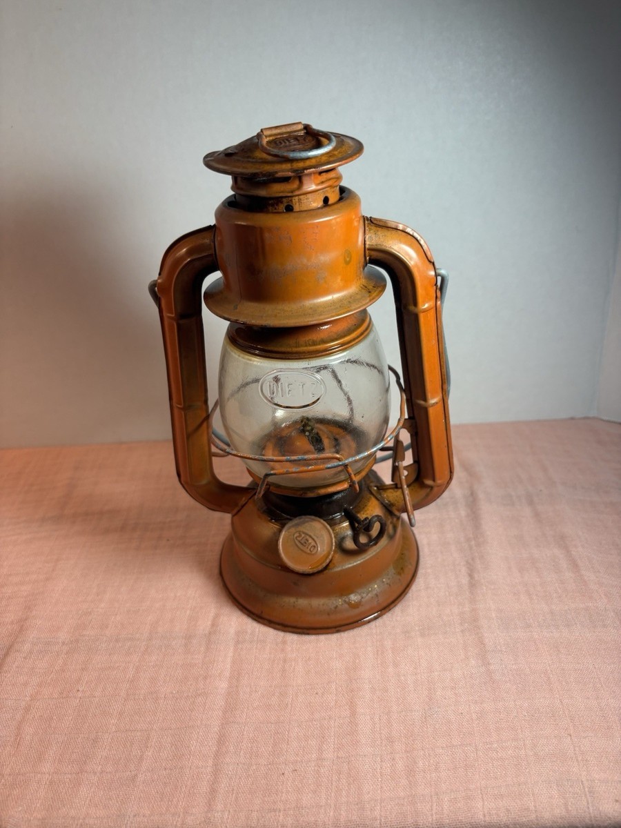 DIETZ COMET RED ORIGINAL KEROSENE LANTERN WITH ORIGINAL DIETZ COMET RED ORIGINAL KEROSENE LANTERN WITH ORIGINAL