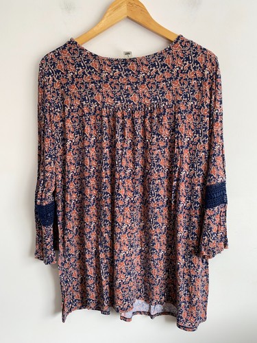 Beme Blouse Womens Large Blue Red Lace Floral Boho 3/4 Sleeve V-Neck Flowy Top - Picture 5 of 10