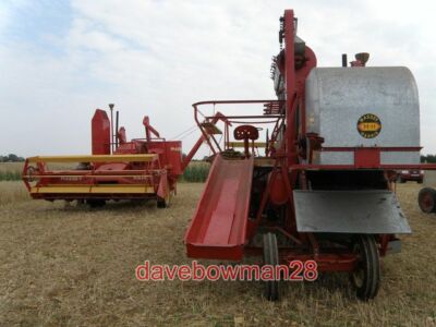 FOTO ZWEI MASSEY HARRIS 21 MÄHDRESCHER, UM EINEN KLASSISCHEN MÄHDRESCHER IN EINWANDFREIEM ZUSTAND