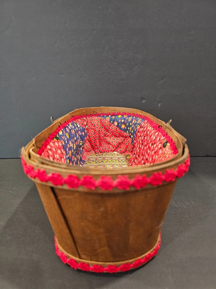 Cesta kitsch vintage pintada a mano de madera forrada de mimbre caniche perro mediados de siglo Foto 2 de 4