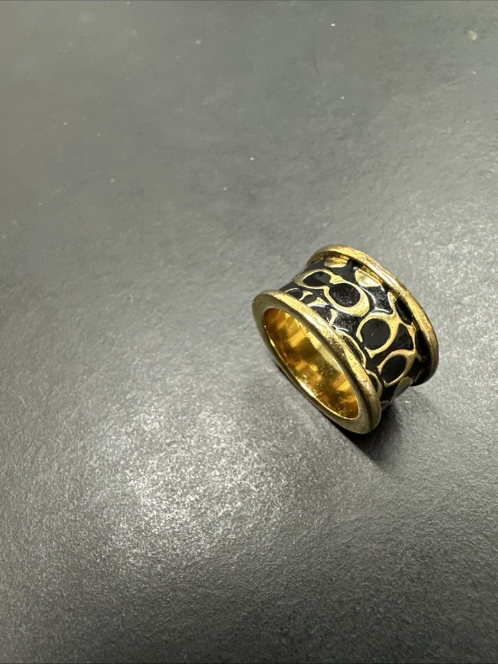 Anillo ancho dorado esmalte negro firma C vintage COACH MIRANDA talla 6 Foto 2 de 4