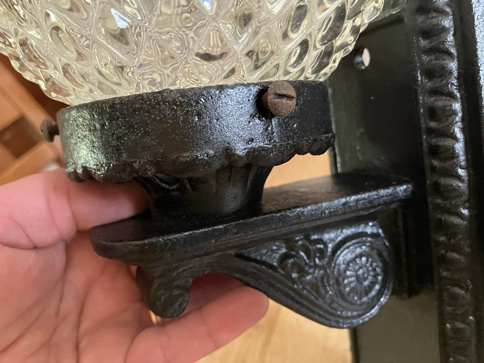 Aplique de pared de porche de hierro fundido victoriano lámpara globo de vidrio ornamentado antiguo Foto 4 de 4