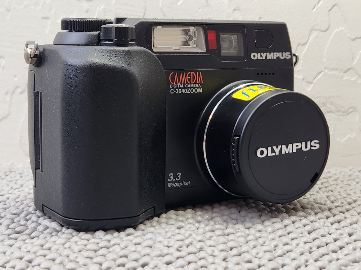 Vintage Olympus Camedia C-3040 Zoom Digital Camera 3.3MP W/ Extras 