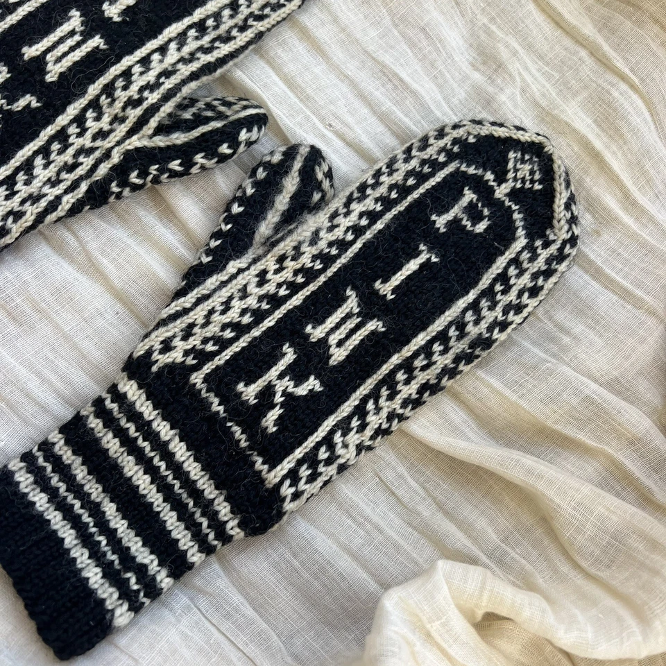 Antique 1900s Mittens Wool Hand Knit Black & White “Pink” Folk Vintage - Image 4 of 4