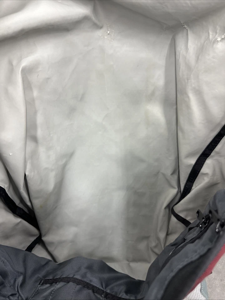 Bolsa tiracolo Timbuk2 Classic Messenger vermelha/cinza - Imagem 4 de 4