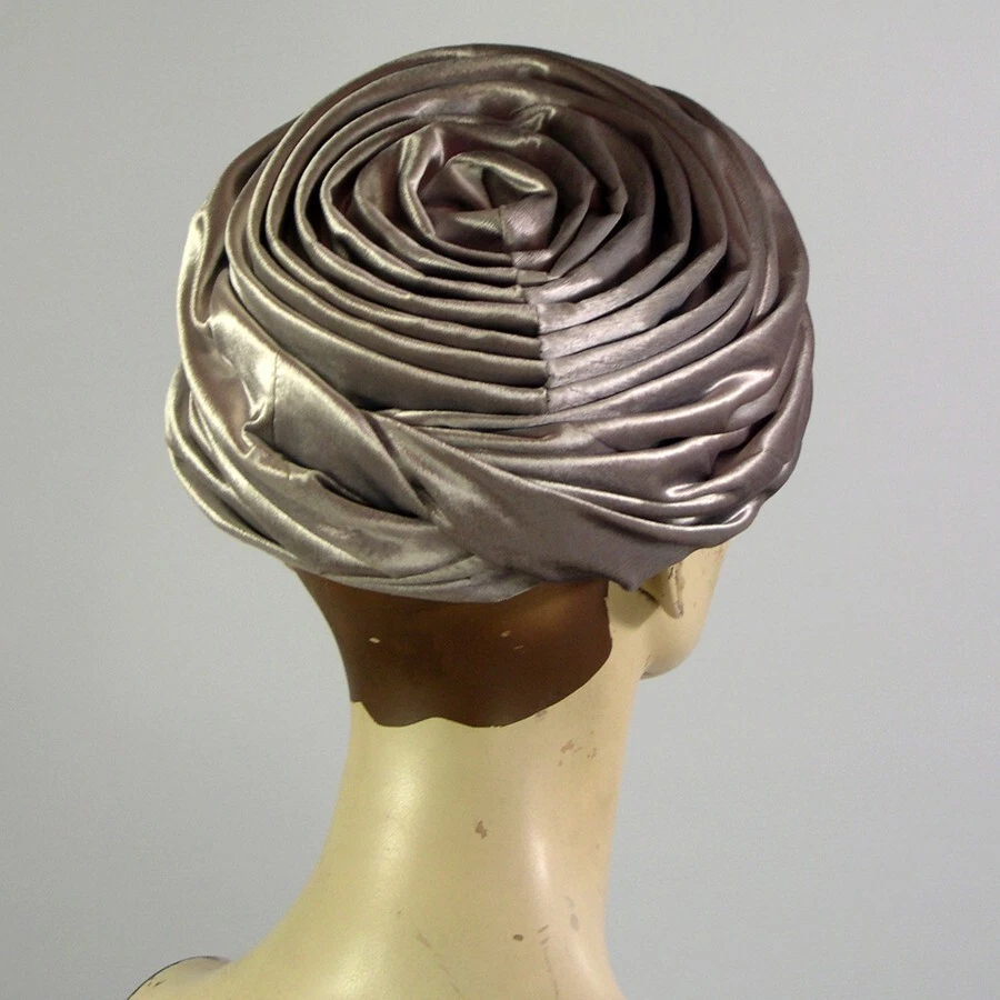 Chapeau Christian Dior. Ancienne datée 1963