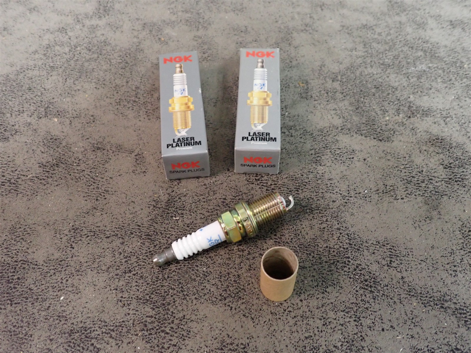 Set of 2 NEW NGK PFR6B-11 4014 Laser Platinum Spark Plugs BN330