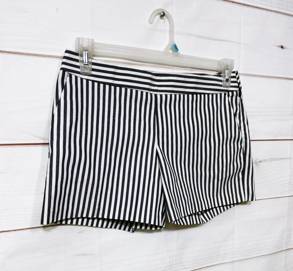 Pantalones cortos Express para mujer talla 4 blancos y negros a rayas con cremallera frontal plana Foto 2 de 4