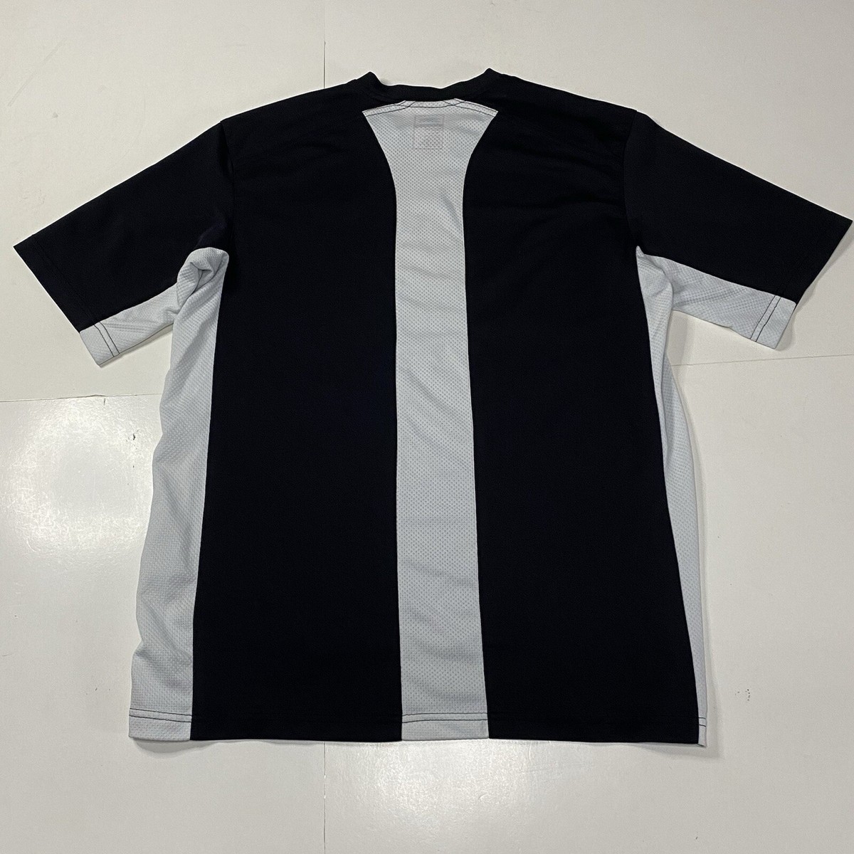 Tシャツ・カットソー UMBRO Nylon spandex short sleeve piste blackUP121SWT31 UP121 Umbro Adult Athletic Short Sleeve T Shirt Black White Work