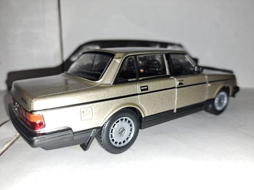 VOLVO 240 GOLD, CUSTOM MADE RIGHT HAND DRIVE, 1:24 DIECAST MODEL - Picture 2 of 13