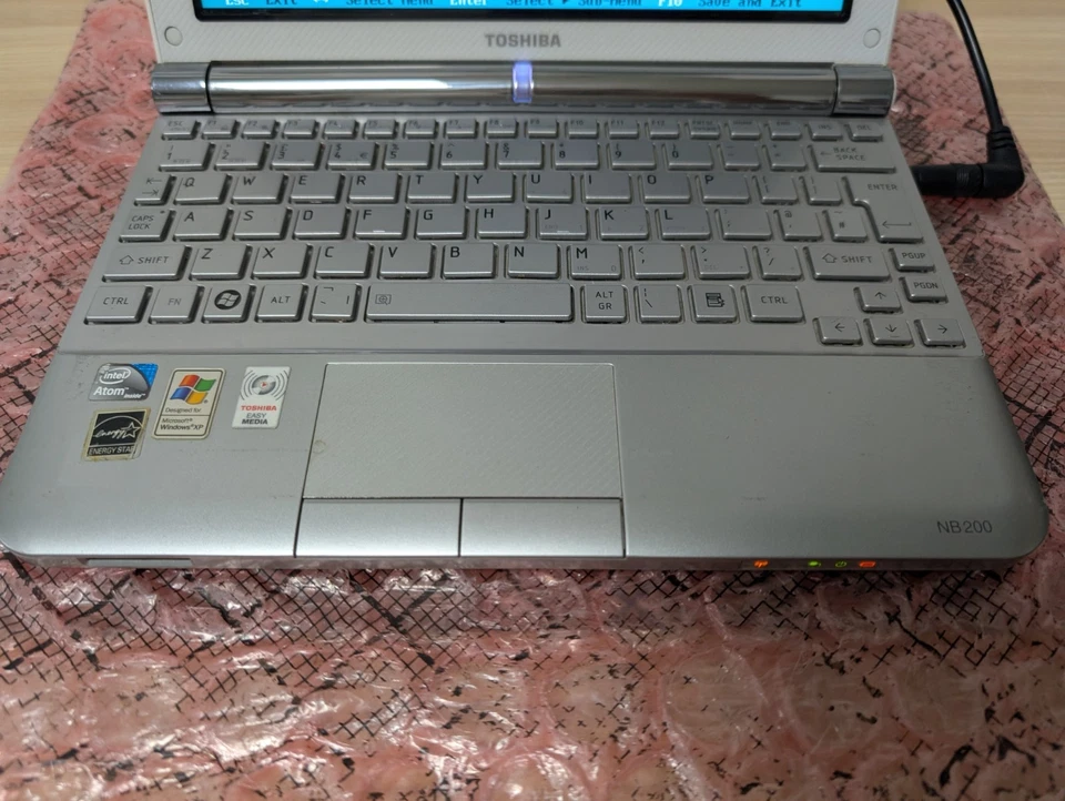 Toshiba NB200-126 Netbook - 10.1" - Intel Atom N280 - 1GB Ram - No Storage - Image 2 of 4