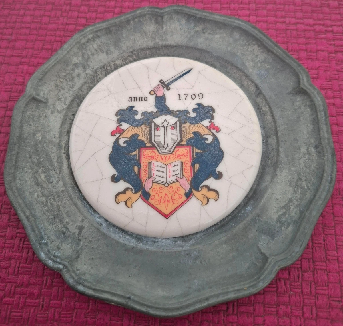 WANDTELLER mit Wappen anno 1709  im Zinn Zink teller Durchmesser 11cm
