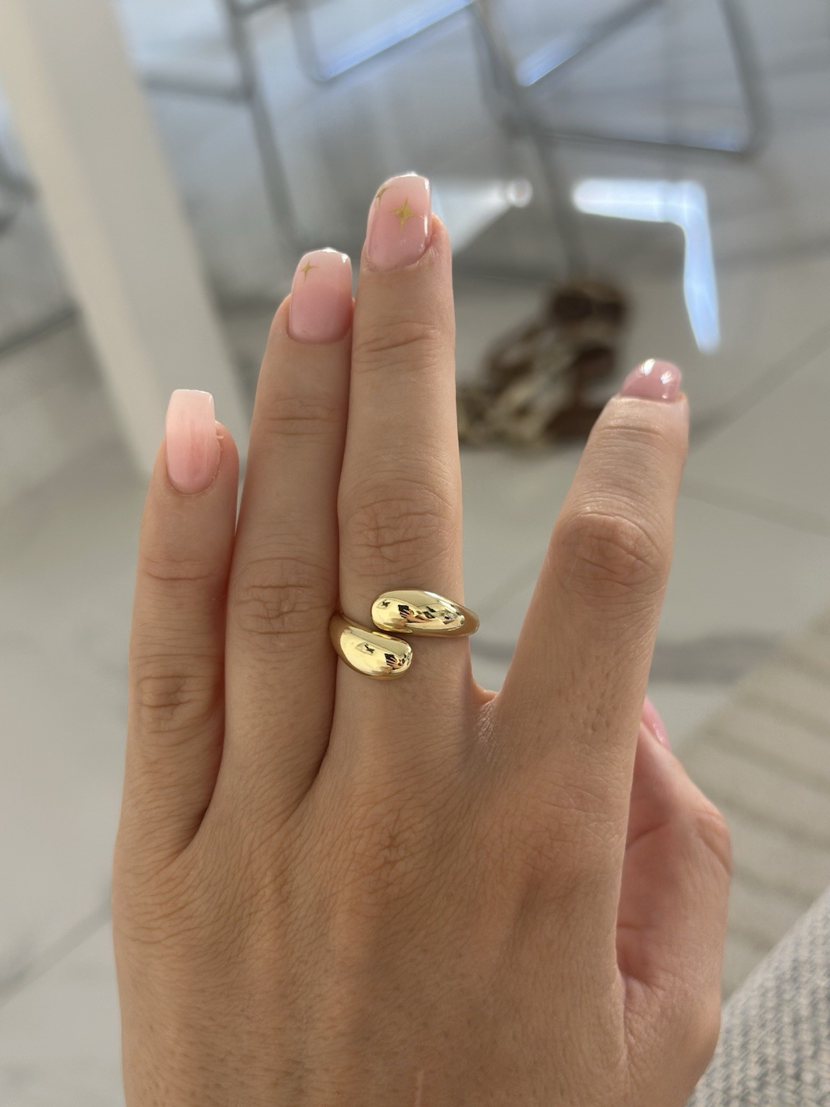 Bague dorée ajustable taille universelle à offrir en cadeau d'anniversaire