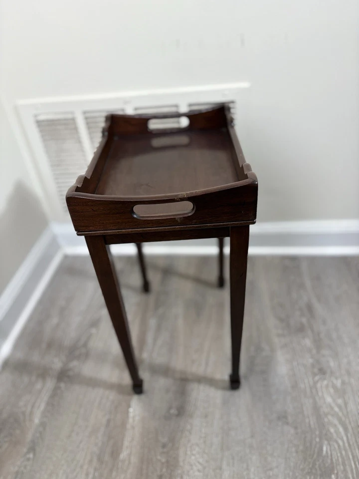 Silla con respaldo alado estilo reina Ana Ethan Allen vintage y mesa auxiliar Foto 3 de 4