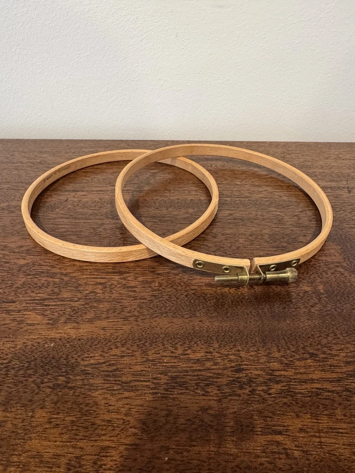 Vtg 5” Round, Smooth Wooden Embroidery Hoop, Brass Tension Screw Made In England - Image 2 of 4
