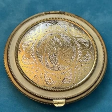 VTG Courting Couple Mesh Gold Tone Compact With Mirror Powder Puff 3" Round
