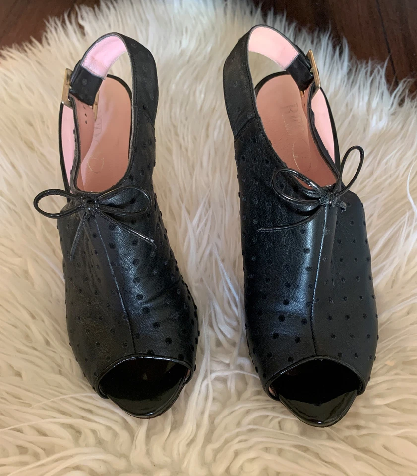 Salto alto vermelho Valentino Slingback peep toe couro avestruz preto tamanho 38/8 EUA - Imagem 2 de 4