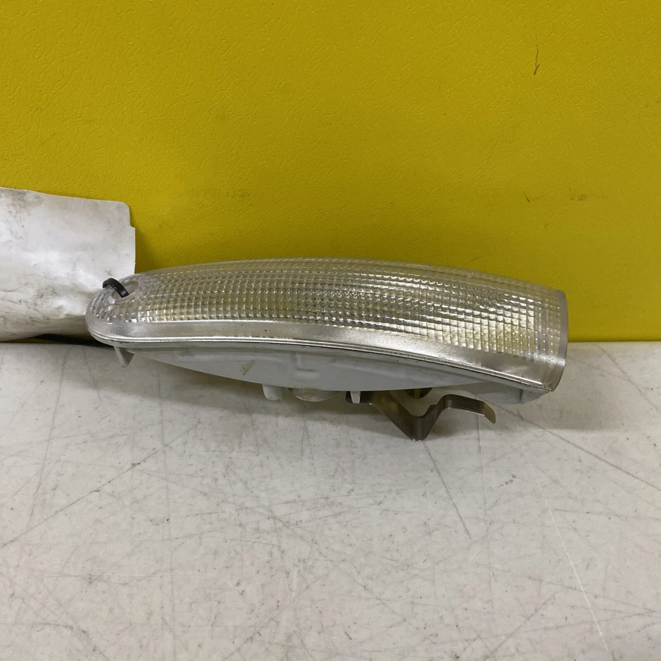 2000 CHRYSLER TOWN & COUNTRY MAS-1071571 FRONT LEFT INDICATOR LENSE TURN SIGNAL - Image 2 of 4