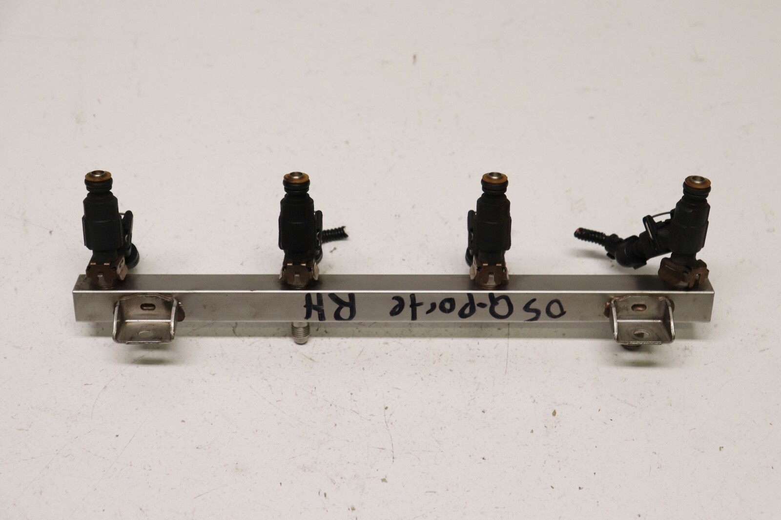 P200872 2003-2008 Maserati Quattroporte M139 Engine Fuel Rail with Injectors RH