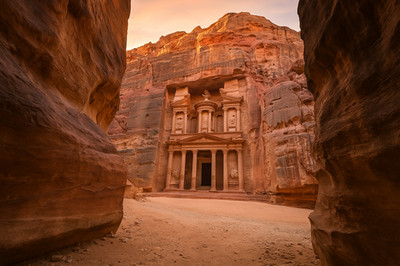Petra Treasury at Sunrise Ancient Desert City Poster Druck gerahmtes Leinwandbild