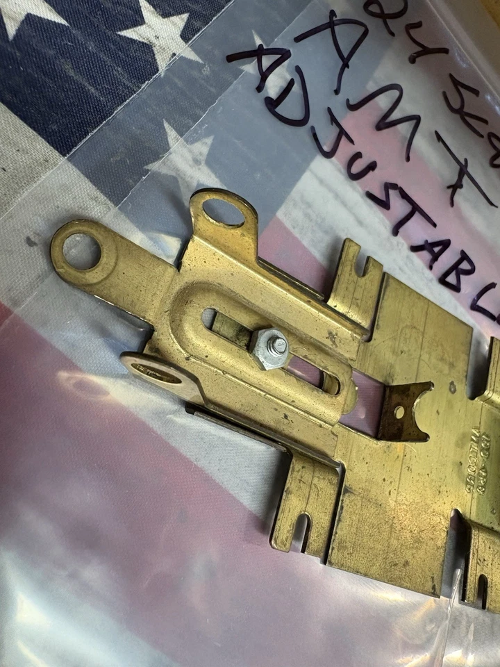 Chasis de coche ranura latón vintage 1/24 AMT 100-458: montaje de motor Foto 2 de 4