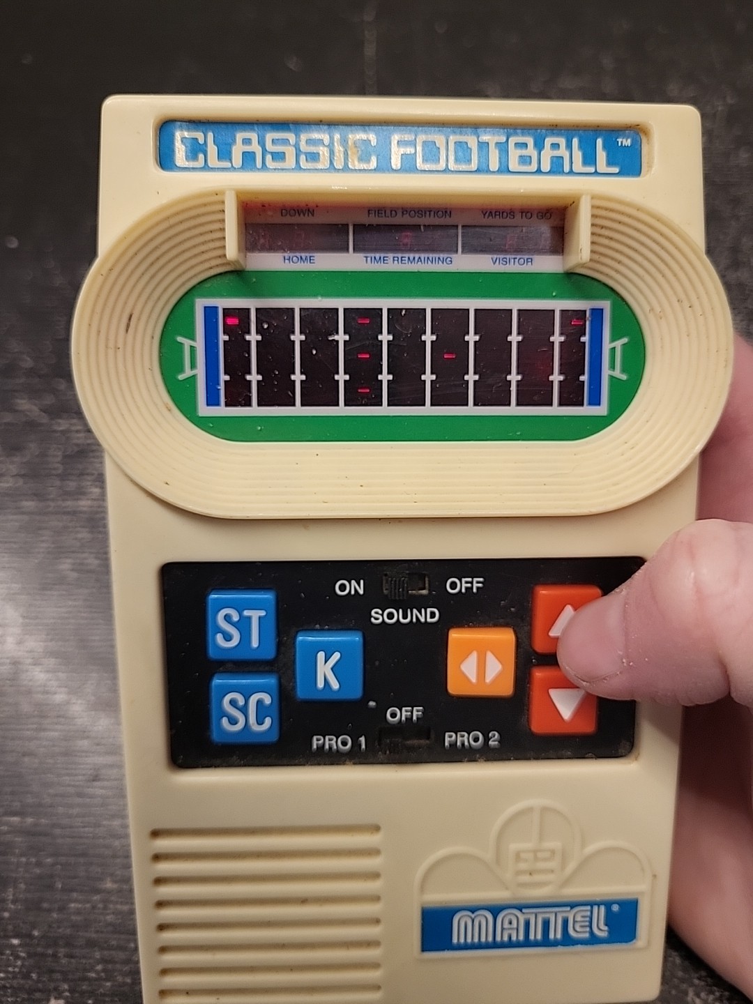 2000 Mattel Electronics Handheld Electric Classic Football Game Read Descriptio