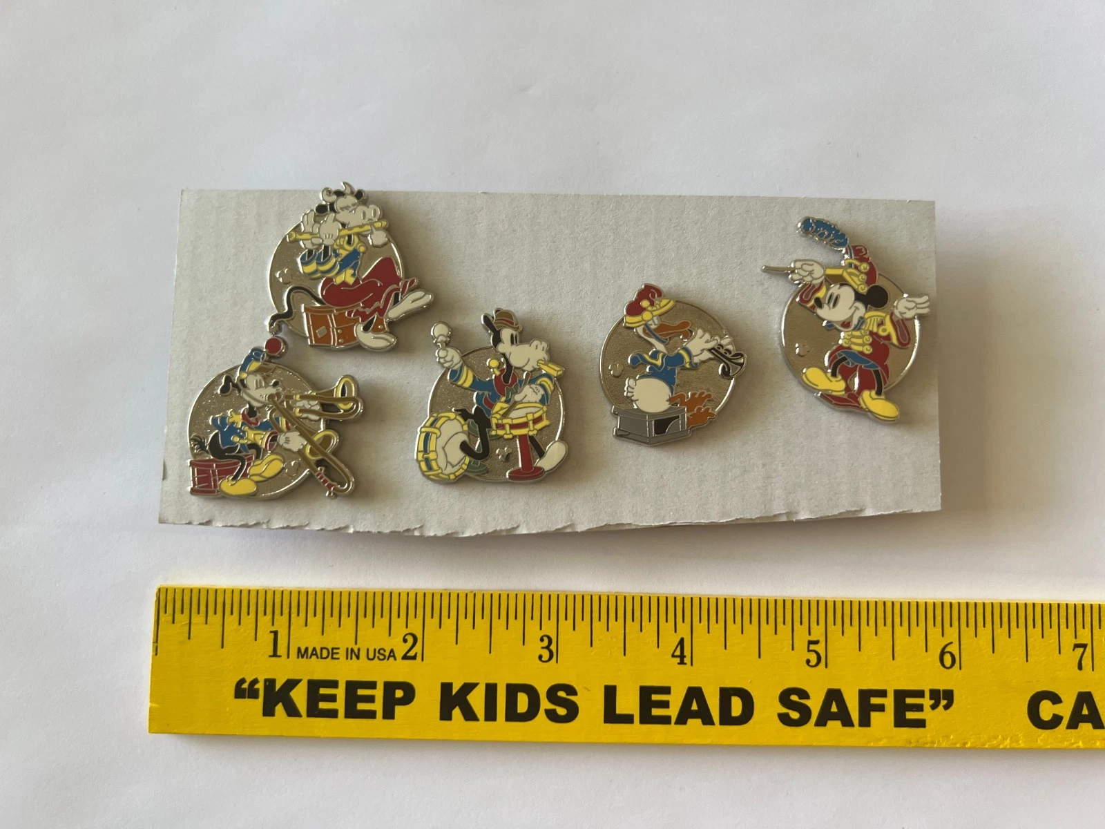 Disney Hidden Mickey Band Pin Set (5) Mickey & Classic Character Collection