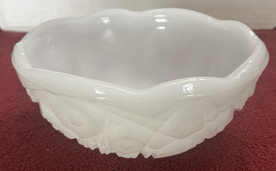 VTG McKee Toltec Etched Old Quilt Milk Glass Bowl 8'' Flat Bottom Scalloped Edge