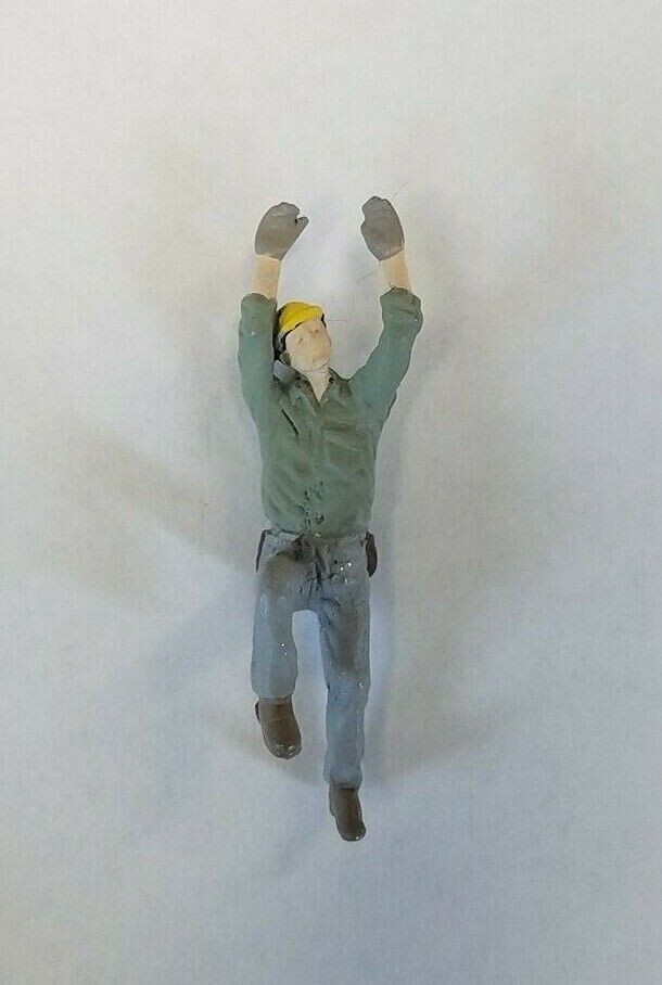 Arttista 1147 Telephone Lineman Climbing O Scale Figure Model