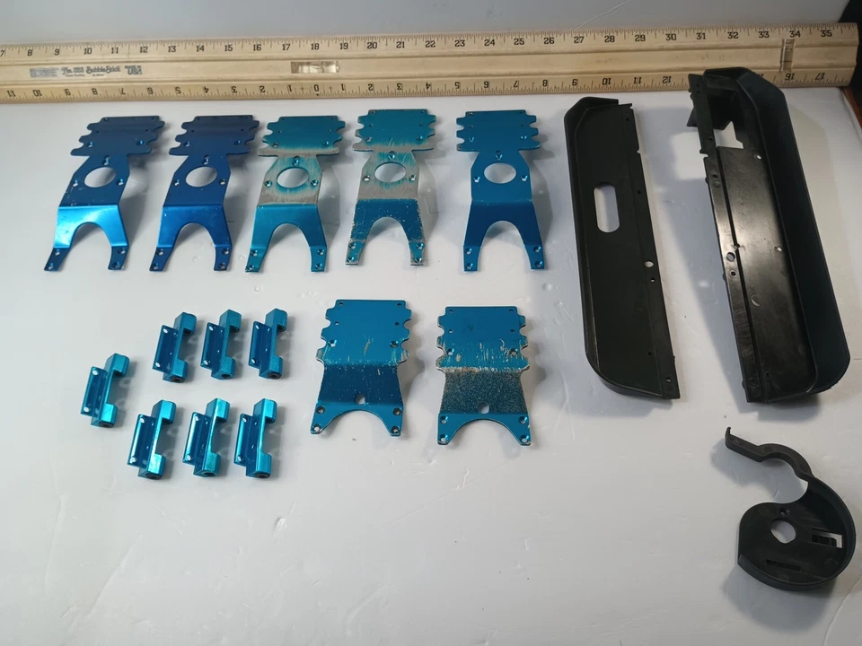 Lote de 17 piezas de repuesto para camiones MGT Nitro RC usadas  Foto 2 de 4