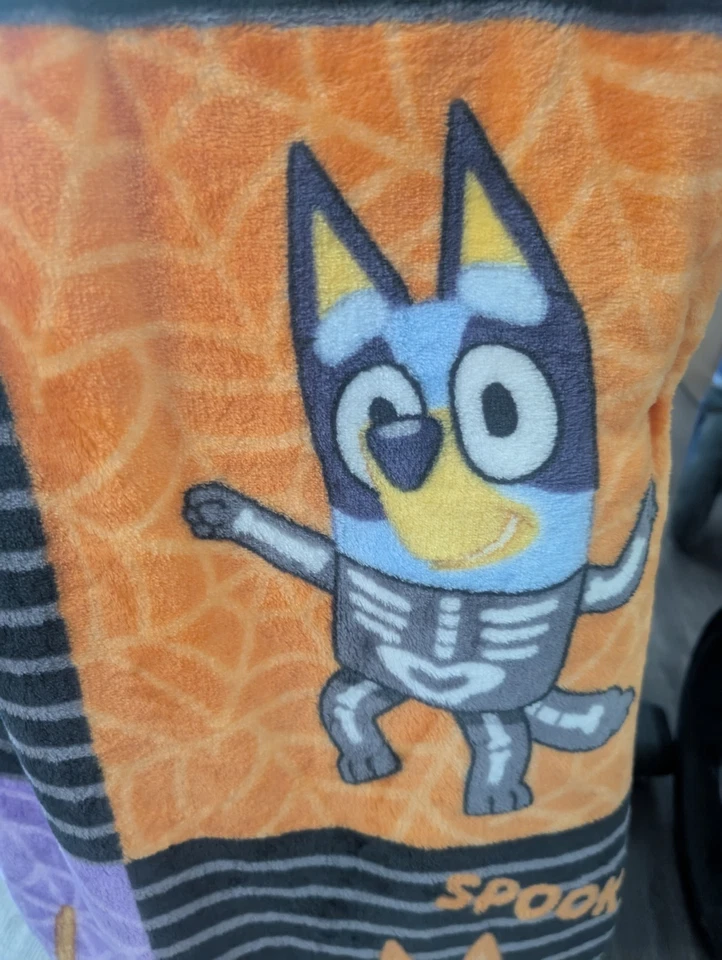 Nuevo Bluey & Bingo Checkerboard Halloween Peluche 50x70 Naranja Púrpura Manta Foto 4 de 4