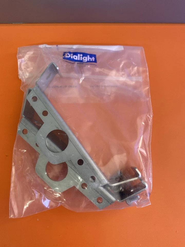 Dialight Lin II End Cap W Safety Hook LTX-ENDC-APKIT  - Изображение 3 из 4