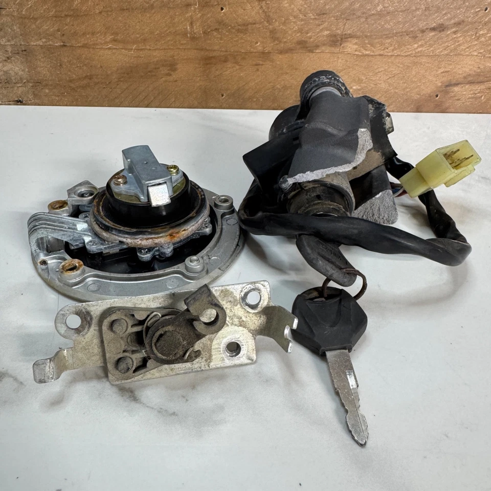 2009-2012 KAWASAKI NINJA ZX6R CONJUNTO DE TRAVA DE IGNIÇÃO FABRICANTE DE EQUIPAMENTO ORIGINAL TAMPA DE GÁS CHAVES DE TRAVA DE PORTA-MALAS - Imagem 4 de 4