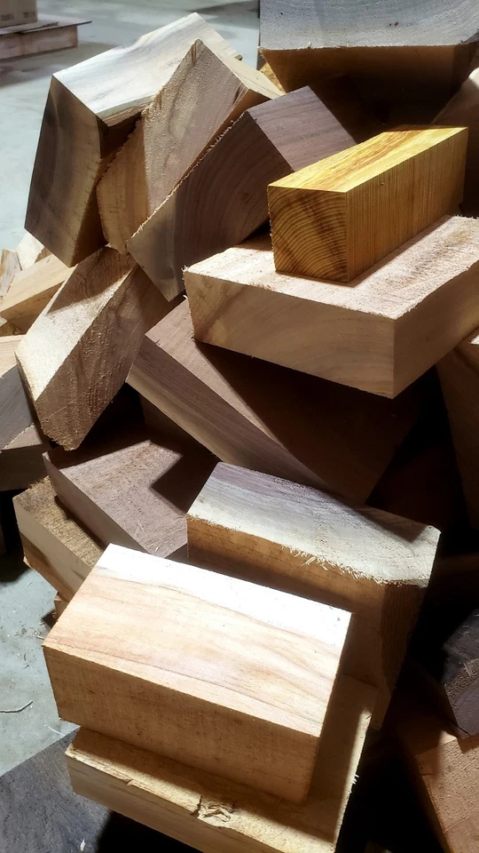 20Lbs /Value Hardwood Scrap Turning Blanks,Black Walnuts, Oak, Ambrosia Maple. - Image 4 of 4