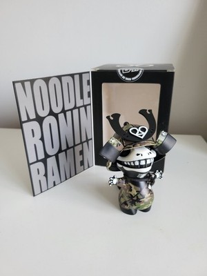 Noodle Ronin Ramen Jungle Heat von Koncrete x 2Petalose Vinyl Figur 14 cm