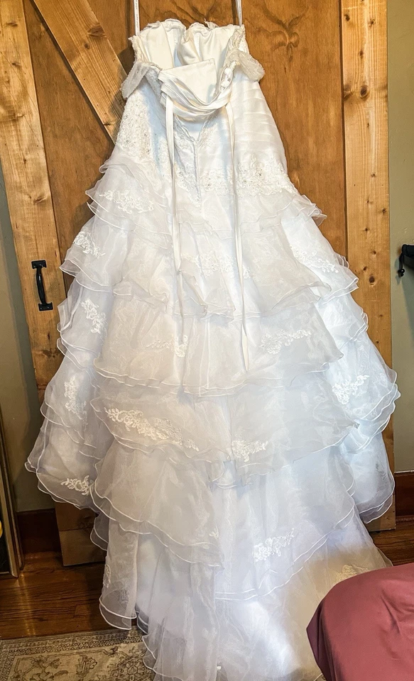 Alfred Angelo 2123W Wedding Dress 18W + Veil – Lace, Beaded, Tiered Organza - Image 2 of 4