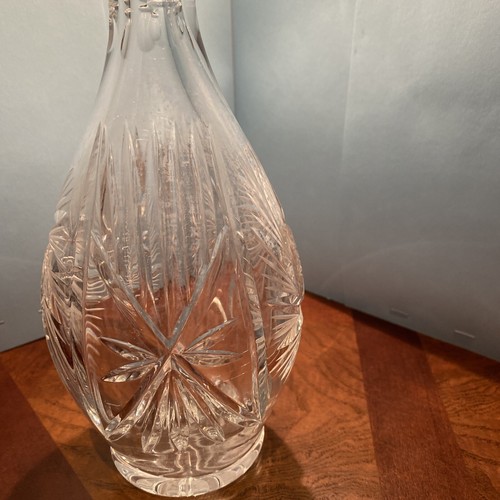 An Elegant Cut Glass Wine Decanter, With Star Decorations. Excellent Condition - Picture 8 of 9