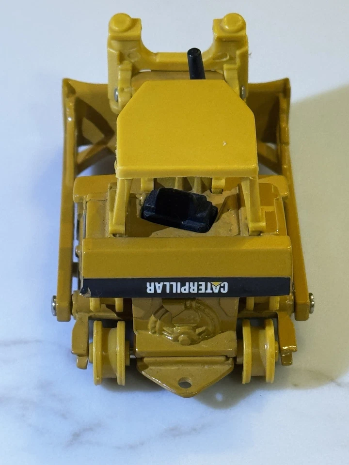 Bulldozer ERTL 1994 - CAT D6H tipo pista #2416, pegatina al revés escala 1:64 Foto 2 de 4