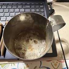 Antyczna partia 19 drewnianych szpilek Dolly w starym blaszanym kubku Początek lat 40. szpilki do ubrań