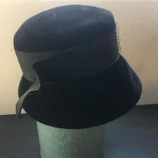 Vintage 1960s Black Genuine Velour Imported Fur Felt Women's Cloche Hat Size M