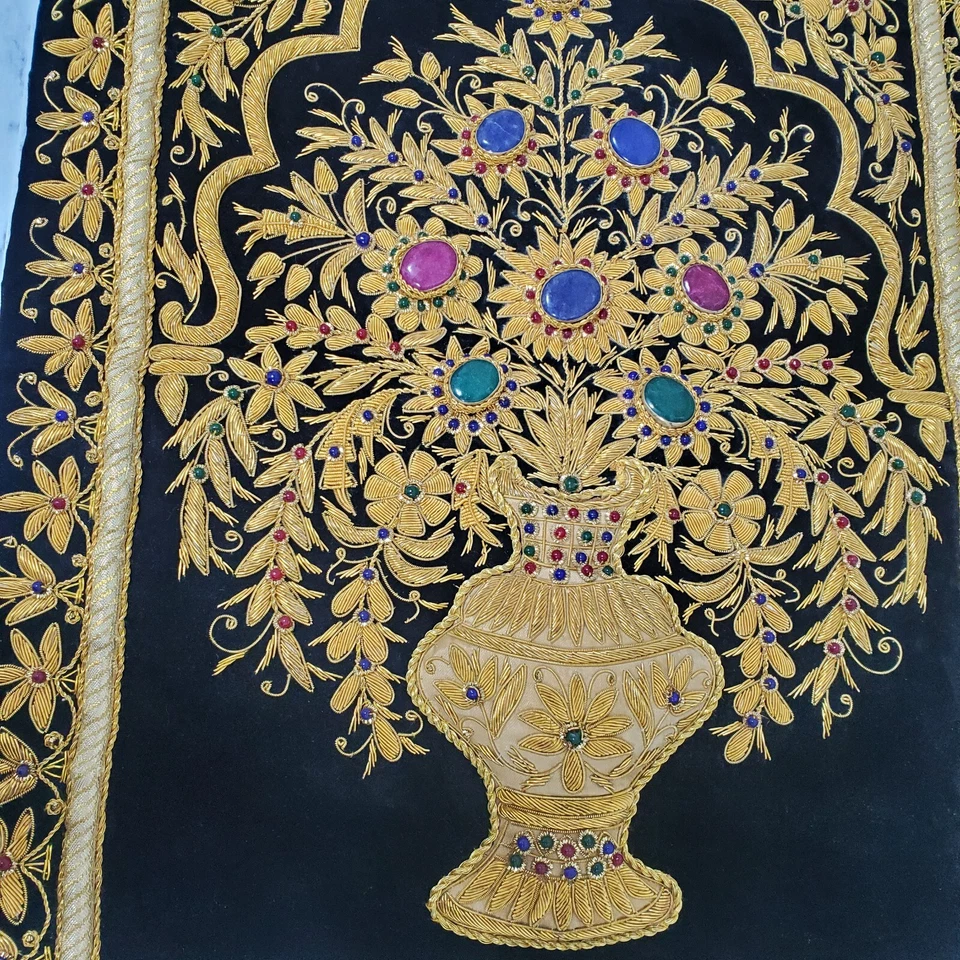 Jarrón floral alfombra negra colgante de pared arte tapiz bordado Zardozi con gema Foto 3 de 4