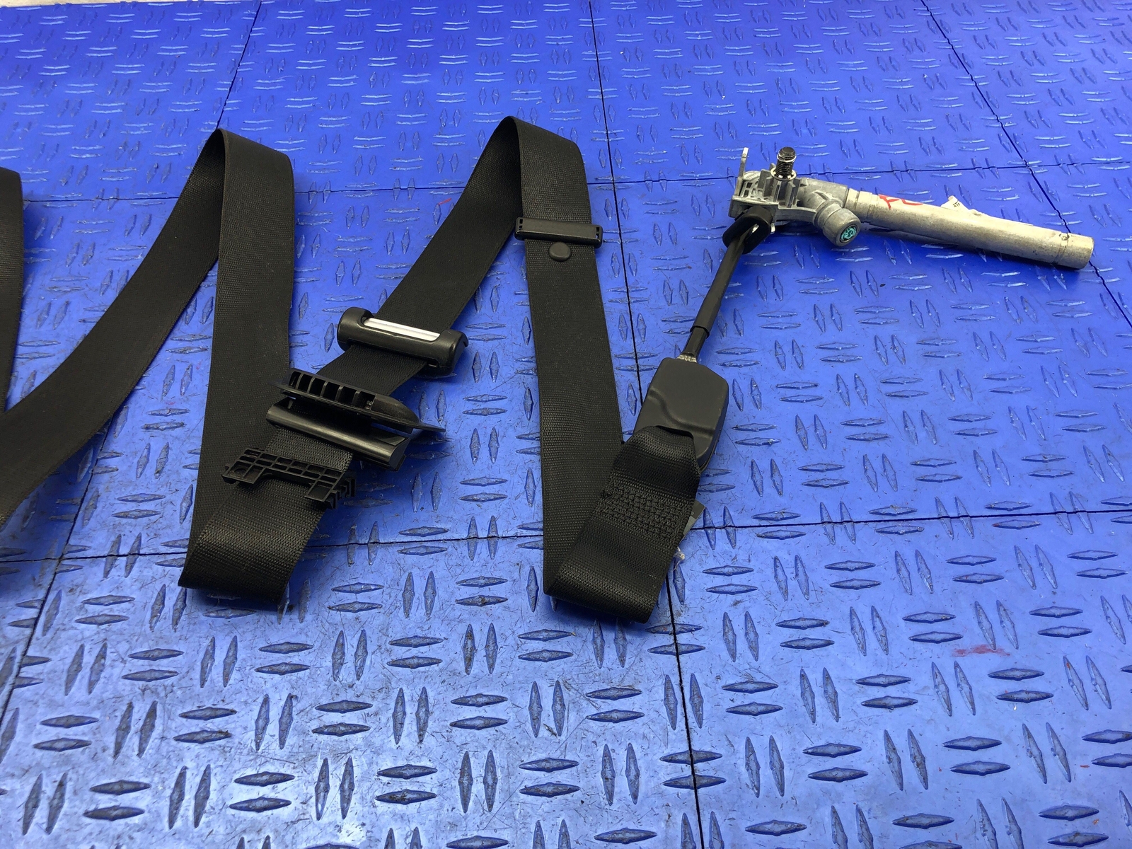 2014-2017 MASERATI GHBILI M157 FRONT LEFT SEAT BELT RETRACTOR BLACK 6270017342