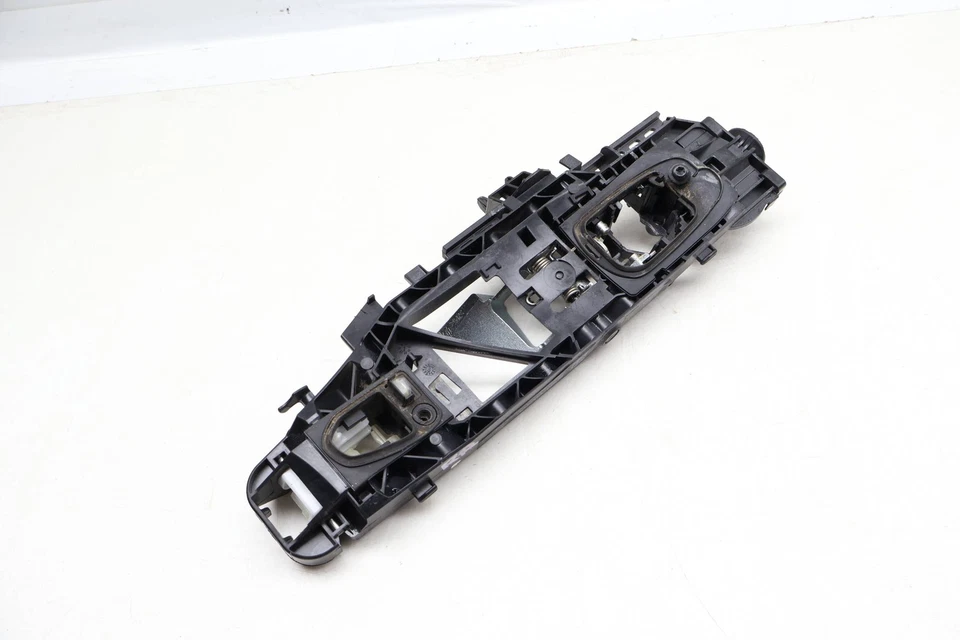 Mercedes-Benz E300 2017-2019 - Soporte de manija de puerta exterior derecho 0997602200 Foto 2 de 4