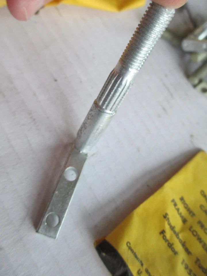 1 pieza NOS Ventana de ventilación delantera derecha Pivote inferior Studebaker 1953-57 Tudor Fordor C67 Foto 4 de 4