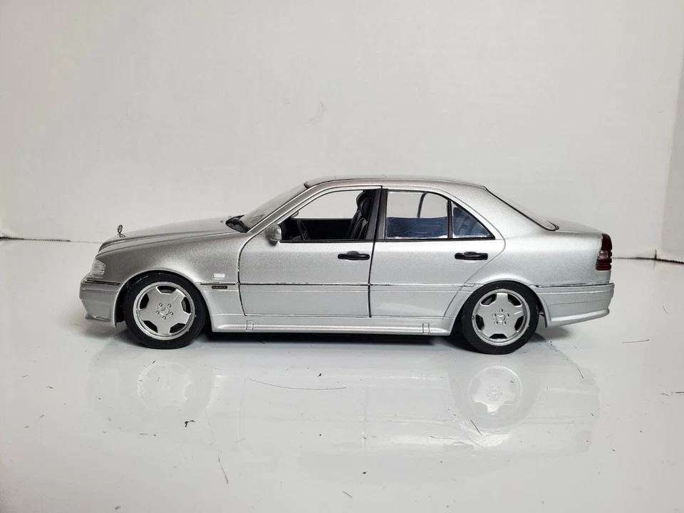 Mercedes-Benz W202 C36 AMG sedán plateado UT modelo diecast escala 1/18 usado Foto 2 de 4