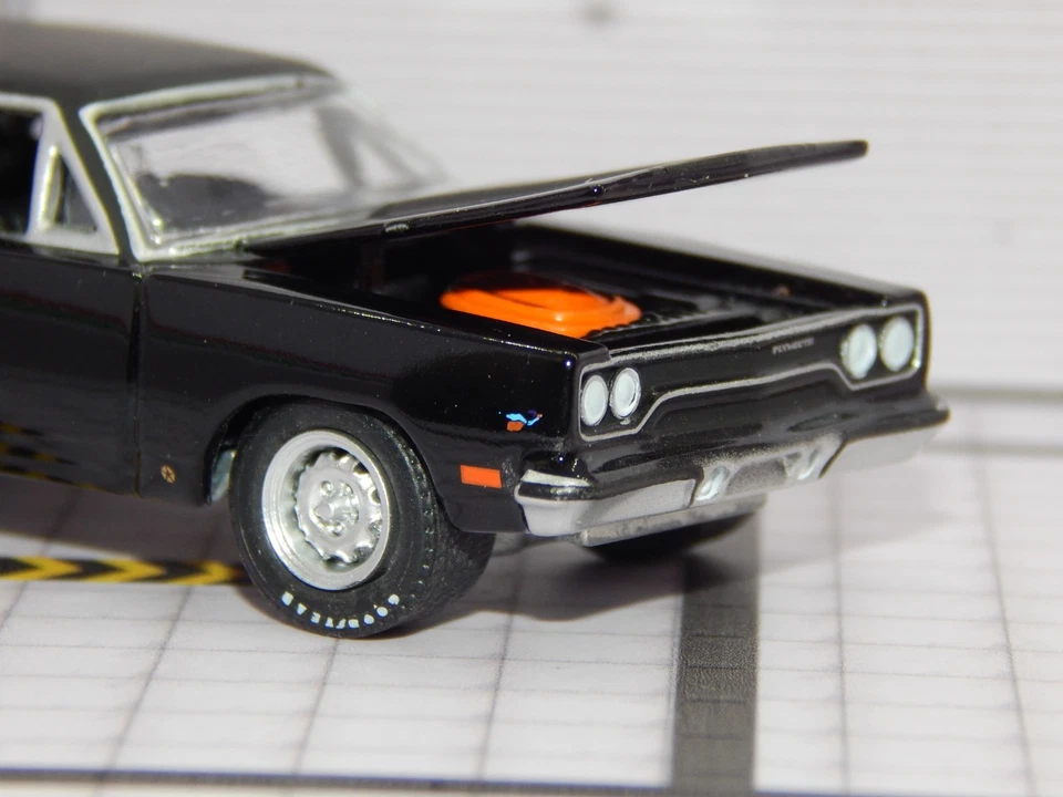 '70 1970 Plymouth Road Runner paquete 440+6 techo negro RR 1/64 diorama réplica como nuevo Foto 3 de 4