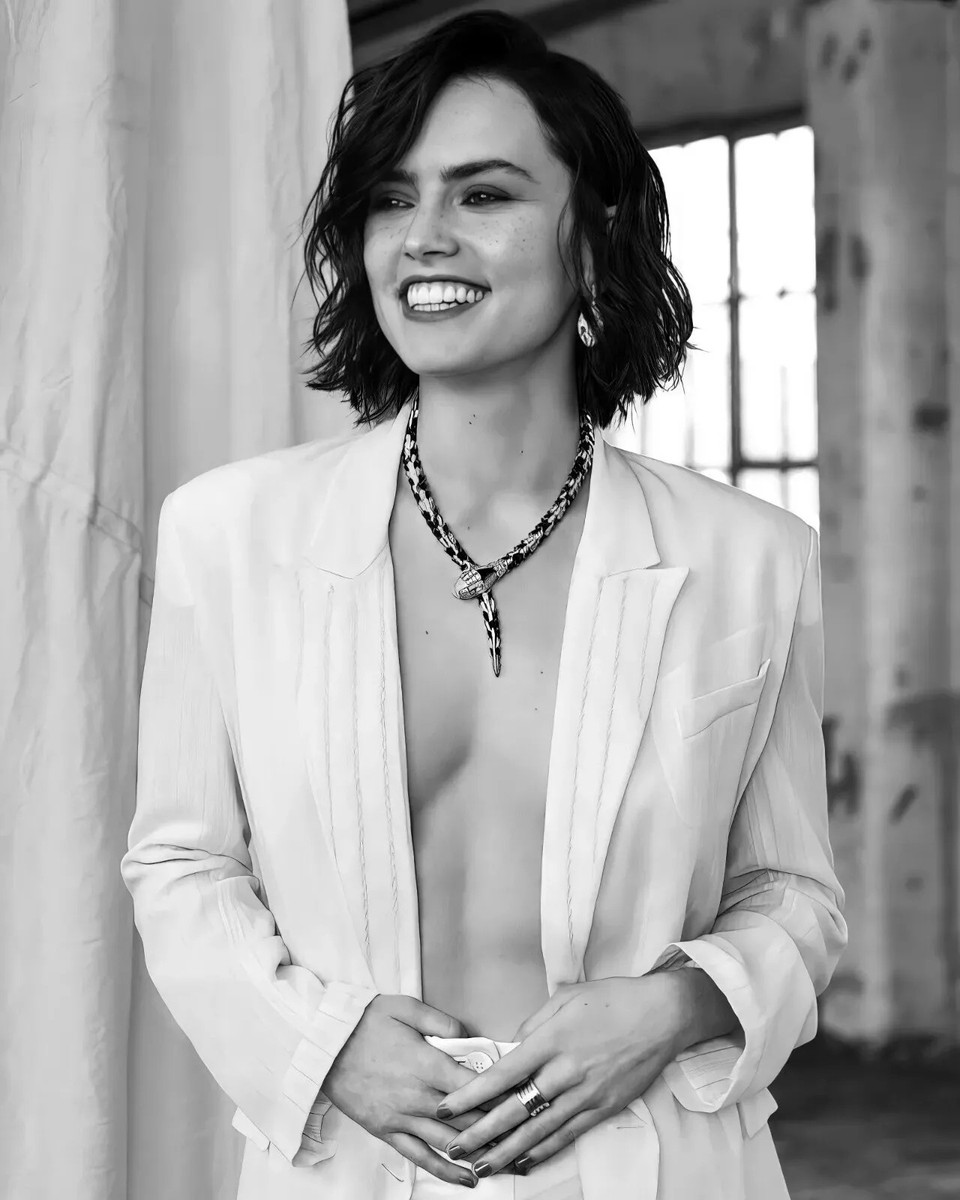 セール…デイジー・リドリー直筆サイン入り2Lサイズ写真…Daisy Ridley セール中…デイジー・リドリー直筆サイン入り大型写真…Daisy Ridley